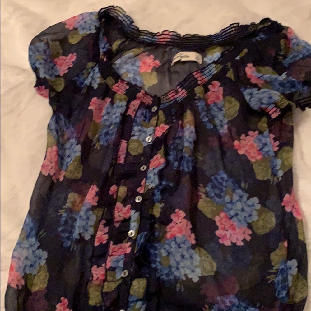 Short sleeve blouse with flowers